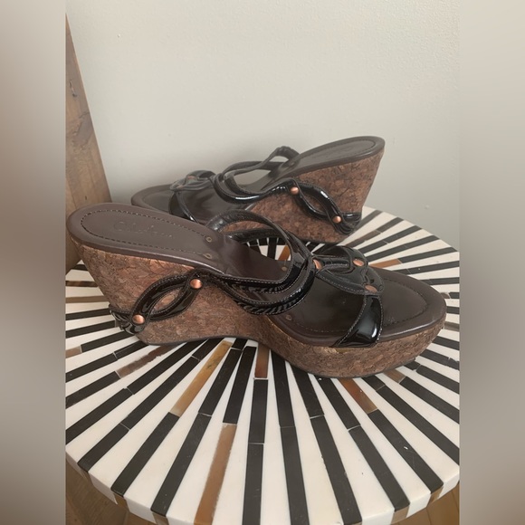 COLE HAAN wedge cork sandals with black patent straps & copper accents - Picture 1 of 7